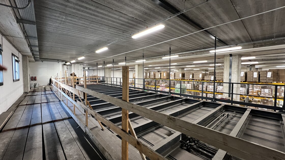 250 m² großer Hängeboden - nutzbar als Magazin und Büro