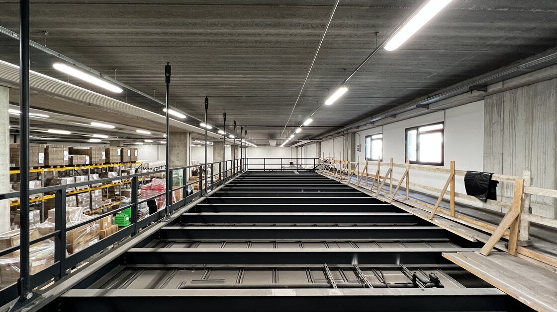 250 m² großer Hängeboden - nutzbar als Magazin und Büro