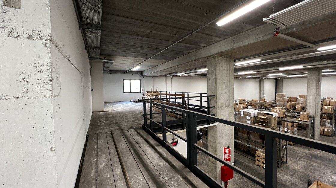 250 m² großer Hängeboden - nutzbar als Magazin und Büro