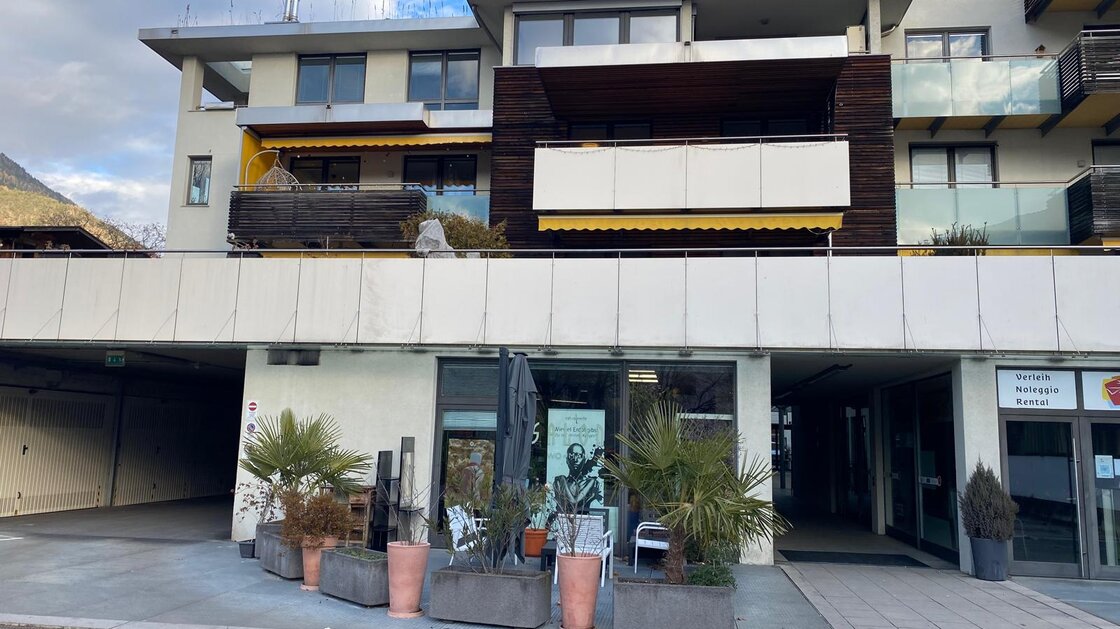 Station Center: Geschäft/Büro mit Parkplatz im Freien