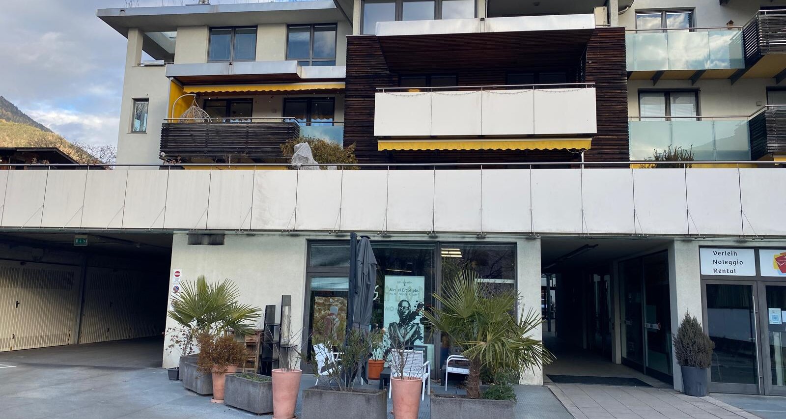 Station Center: Geschäft/Büro mit Parkplatz im Freien