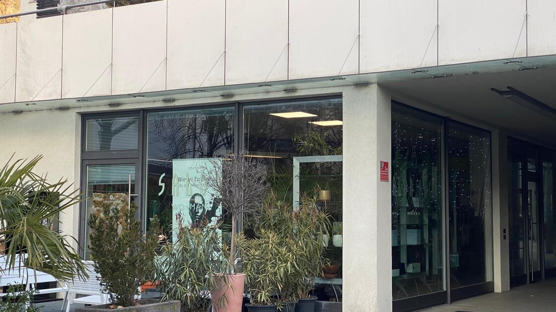 Station Center: Geschäft/Büro mit Parkplatz im Freien