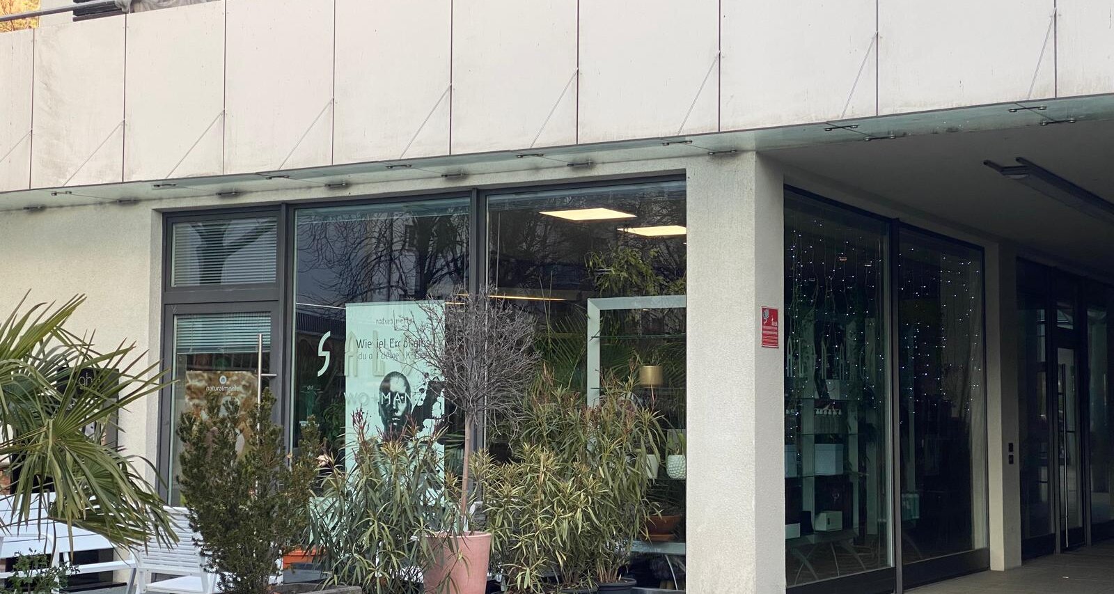 Station Center: Geschäft/Büro mit Parkplatz im Freien