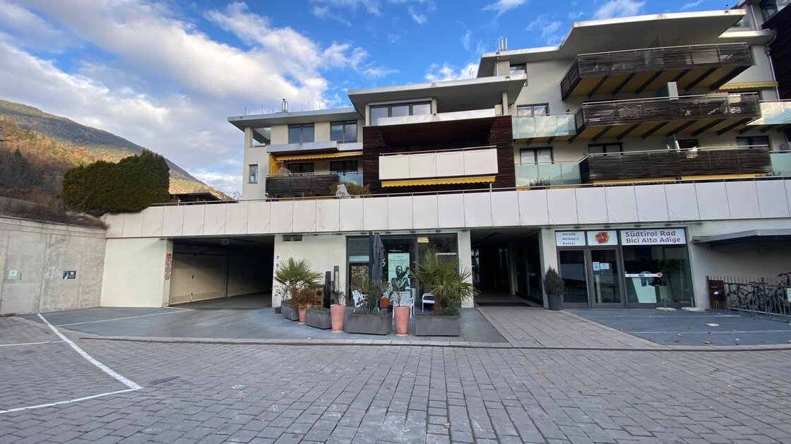 Station Center: Geschäft/Büro mit Parkplatz im Freien