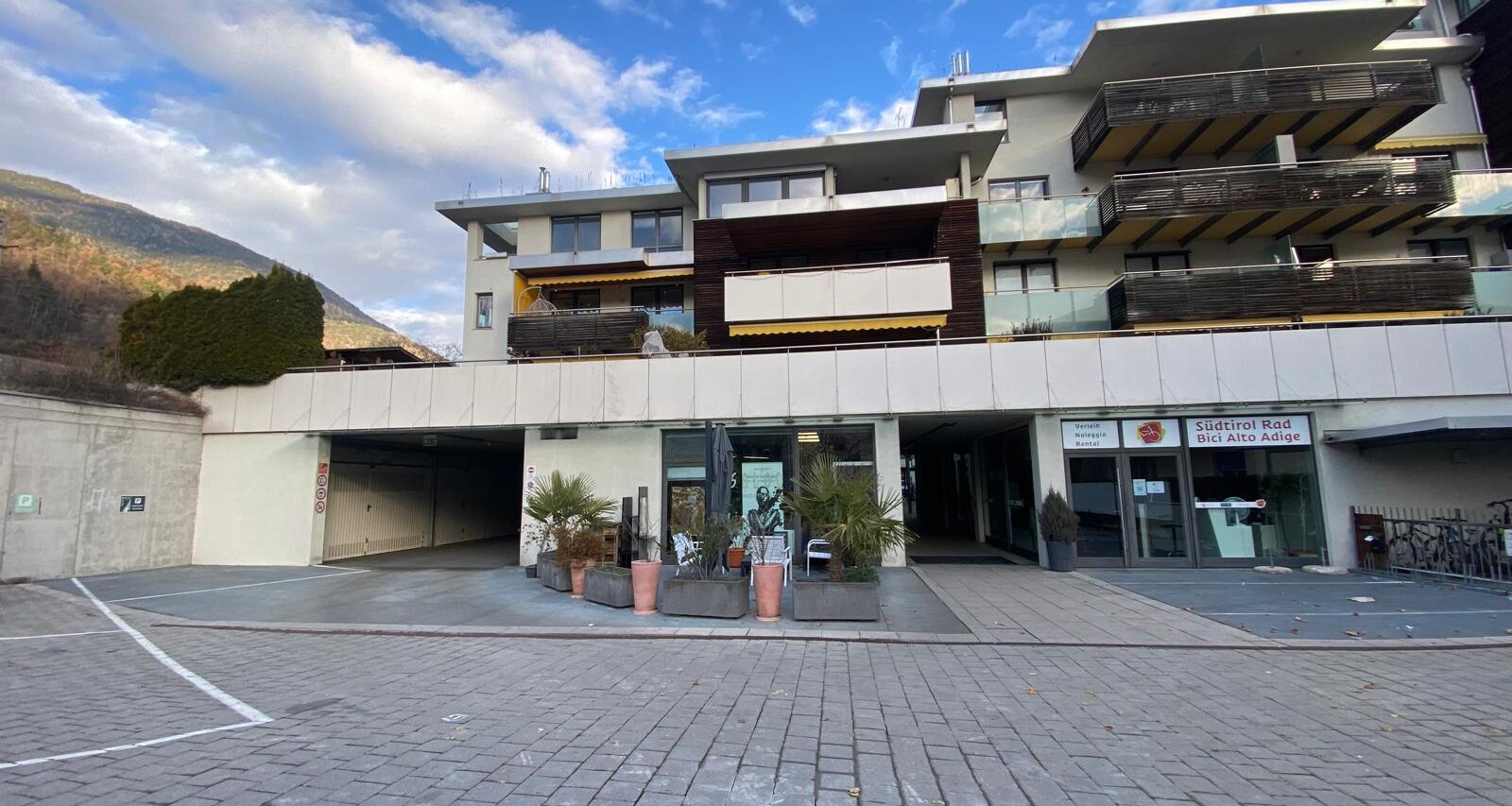 Station Center: Geschäft/Büro mit Parkplatz im Freien
