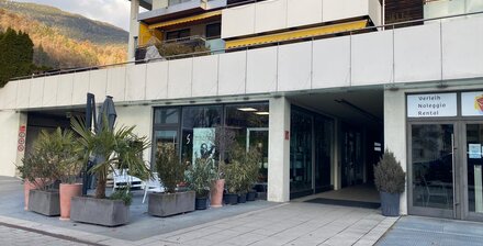 Station Center: Geschäft/Büro mit Parkplatz im Freien