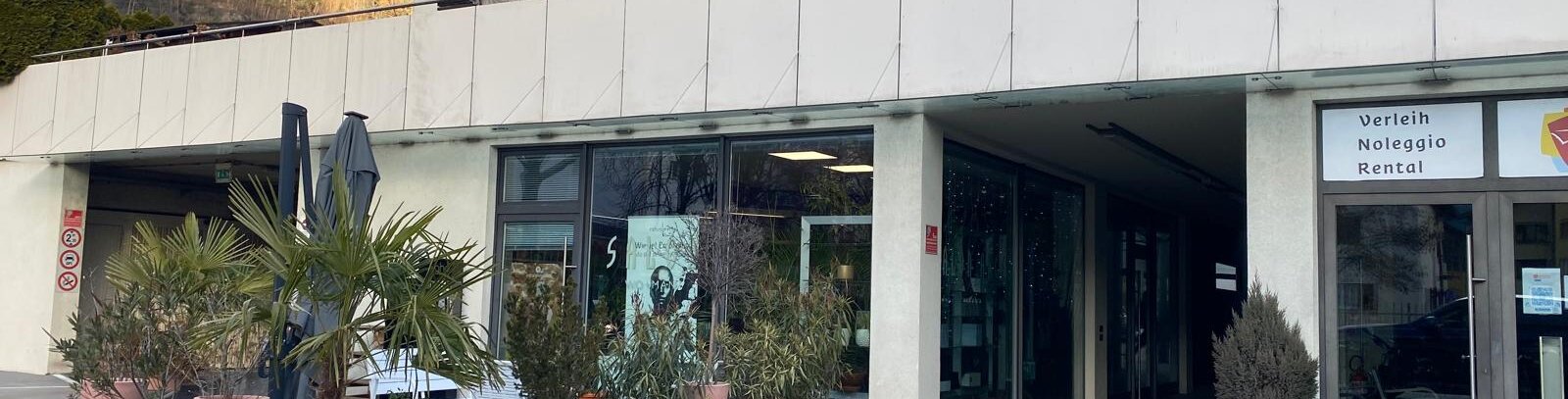 Station Center: Geschäft/Büro mit Parkplatz im Freien
