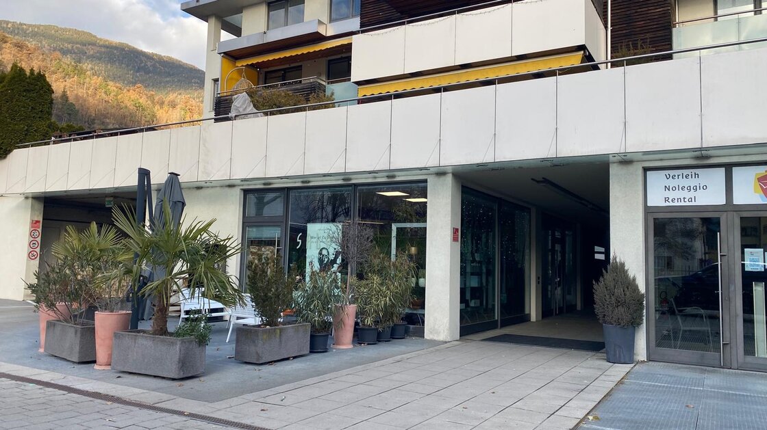 Station Center: Geschäft/Büro mit Parkplatz im Freien