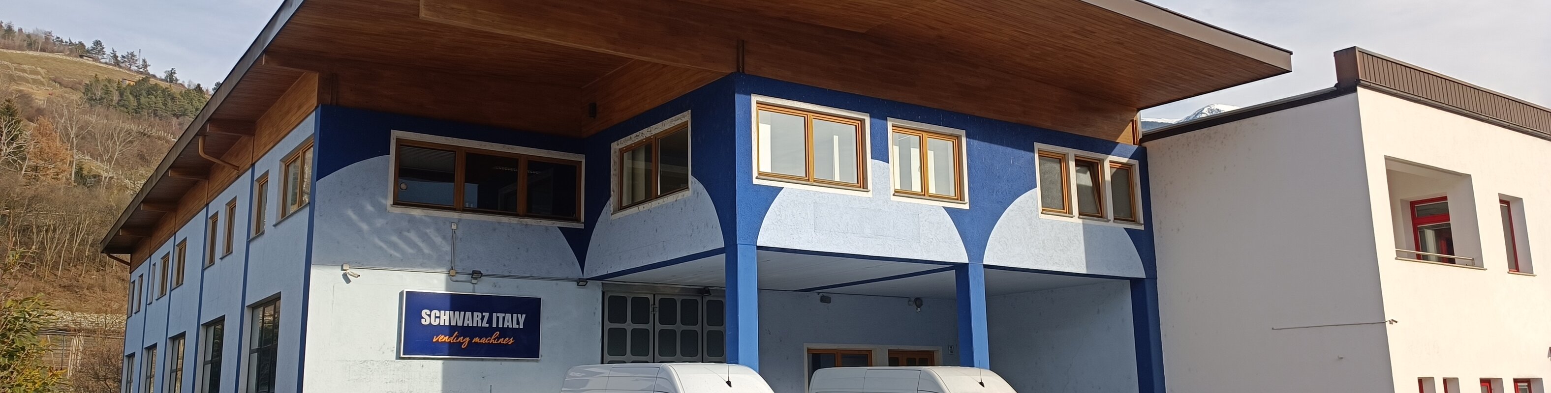 Hall/warehouse on the raised ground floor with car lift