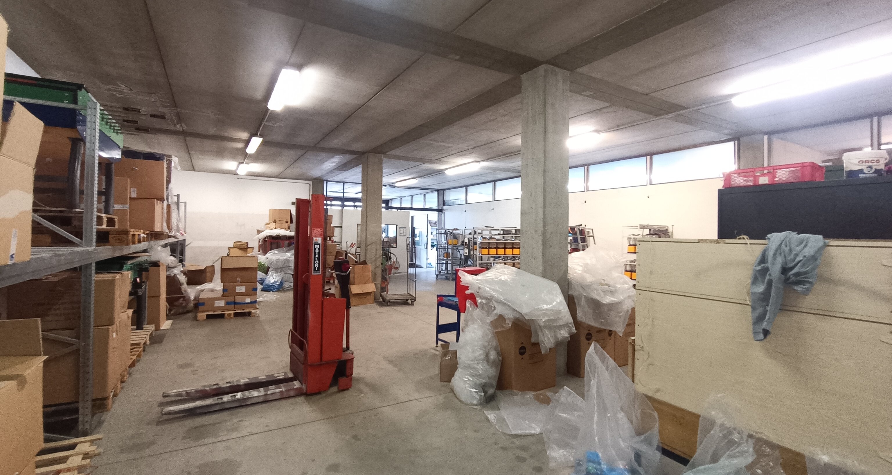 Hall/warehouse on the raised ground floor with car lift