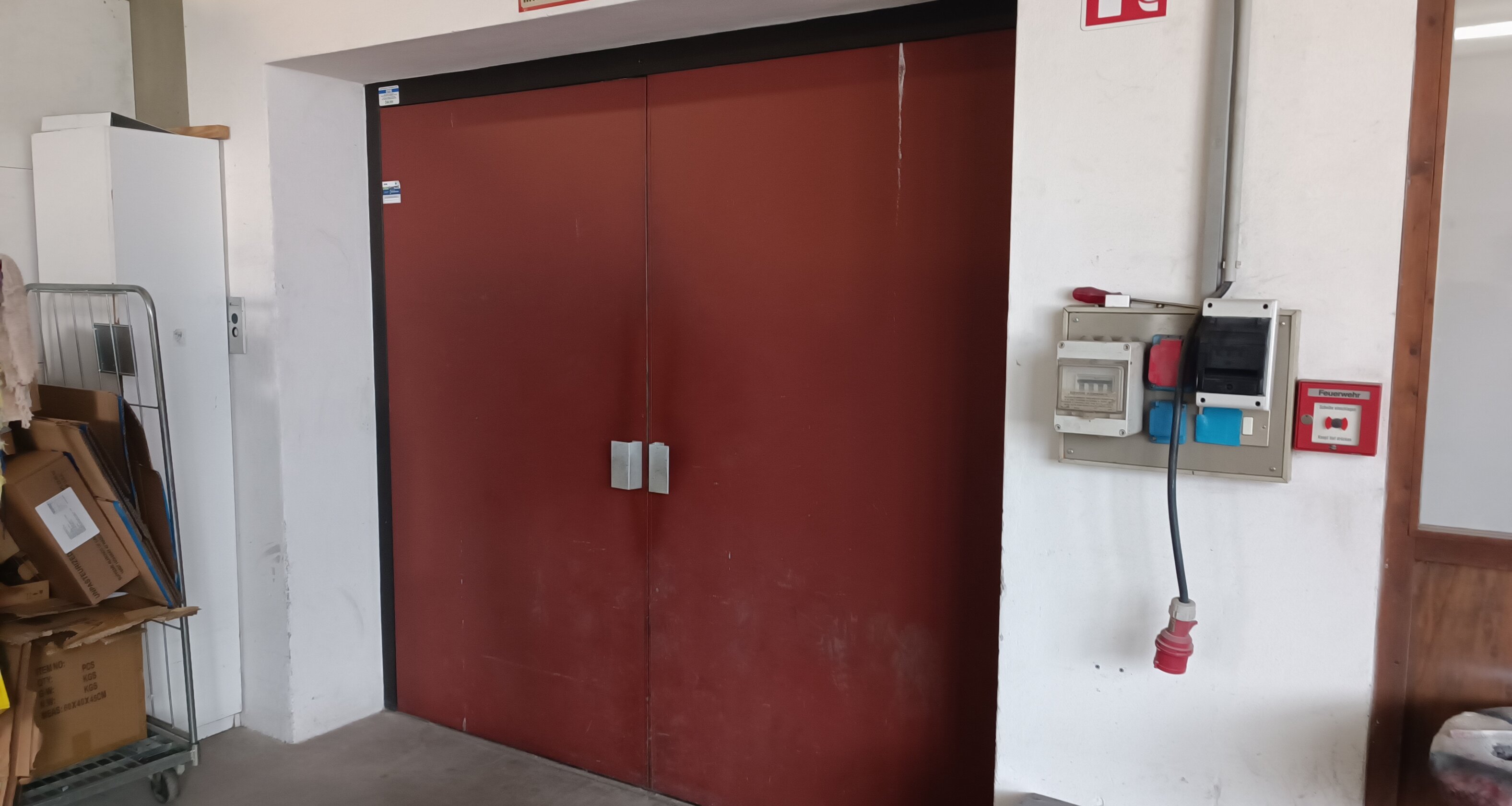 Hall/warehouse on the raised ground floor with car lift