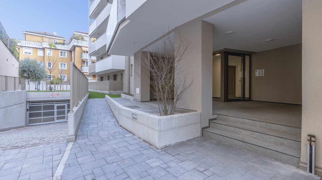 B: New, south-facing three-room apartment with terrace and garden