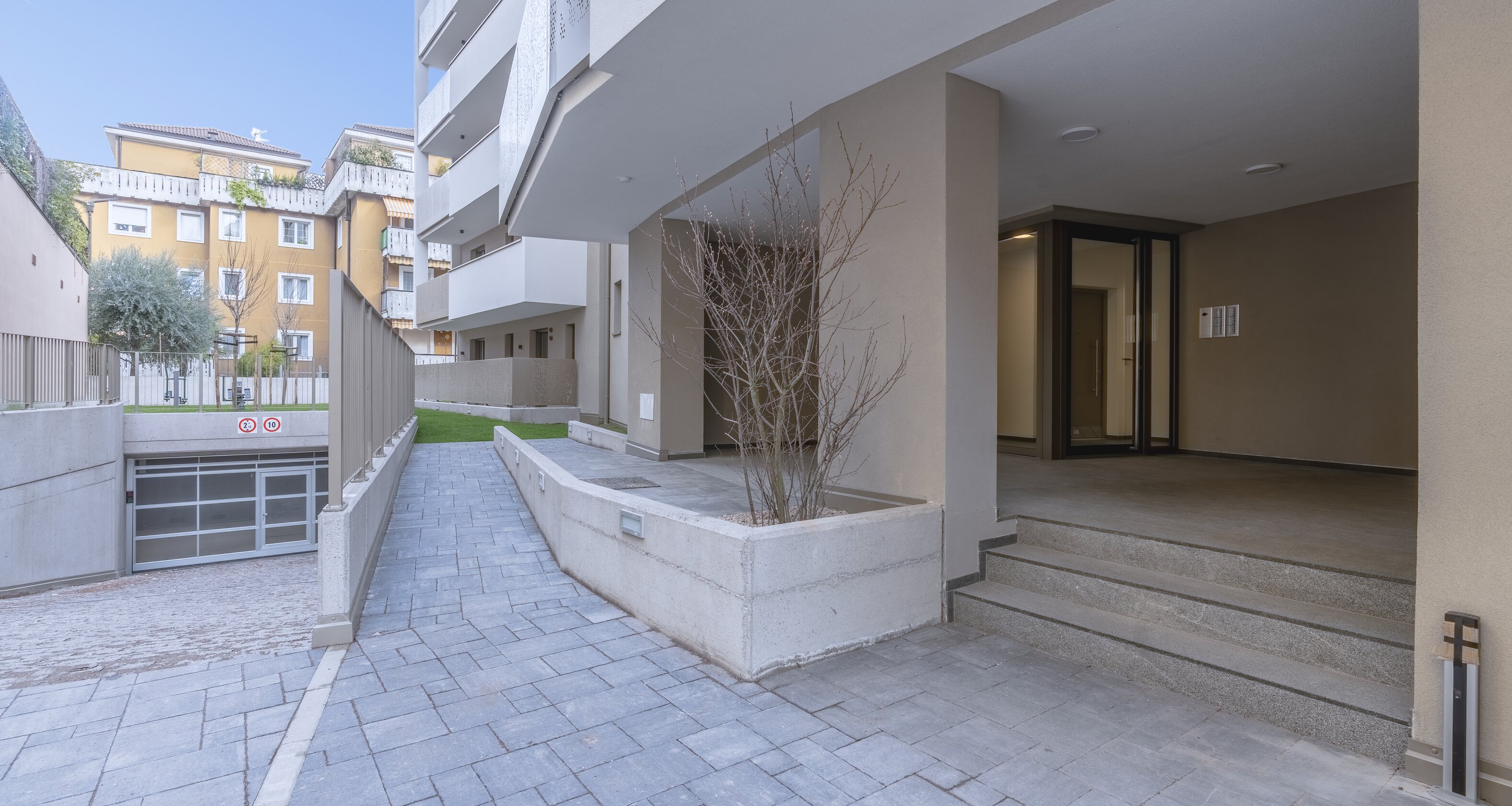 B: Nuovo trilocale con terrazza e giardino privato