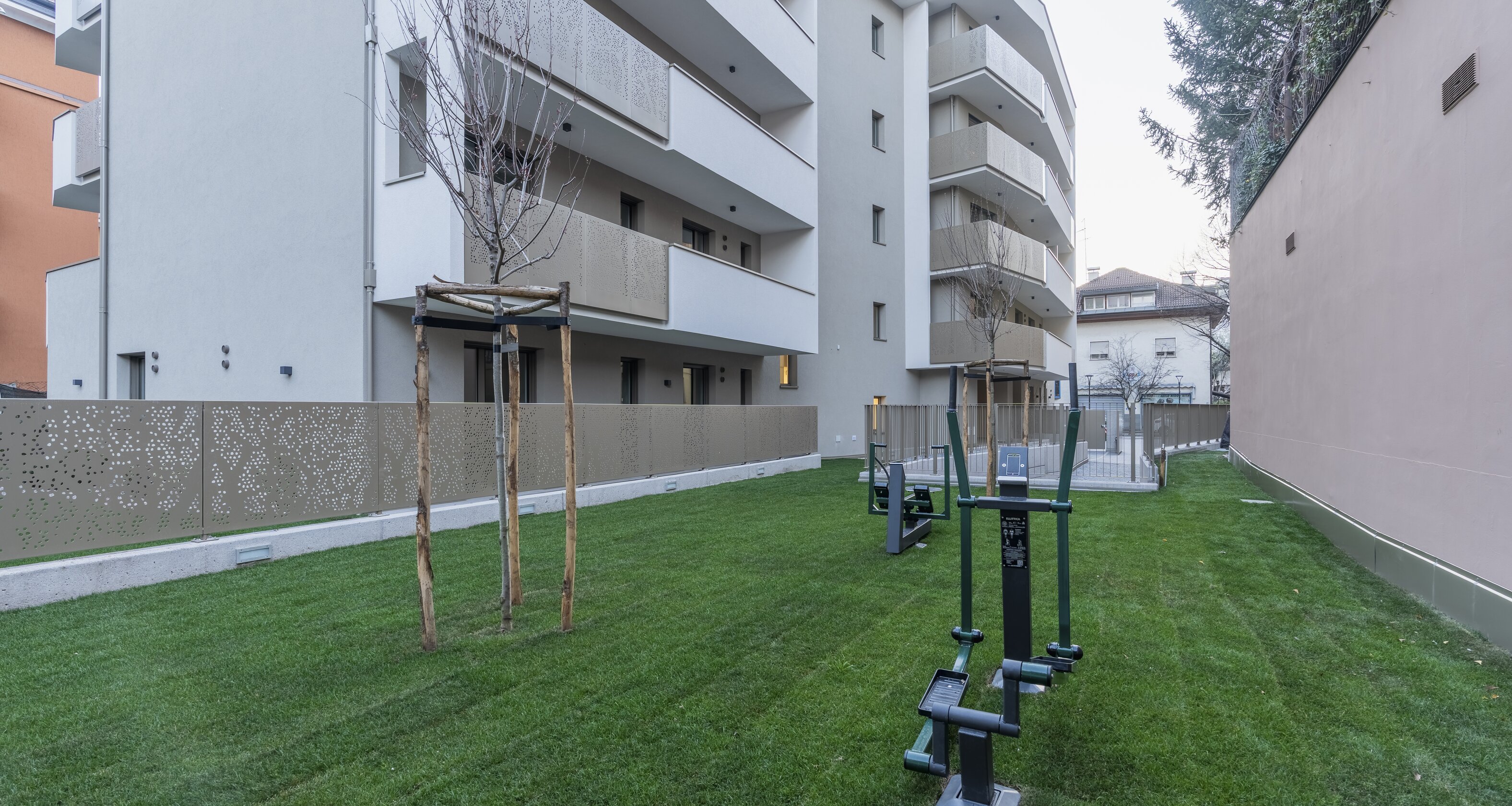 B: Nuovo trilocale con terrazza e giardino privato