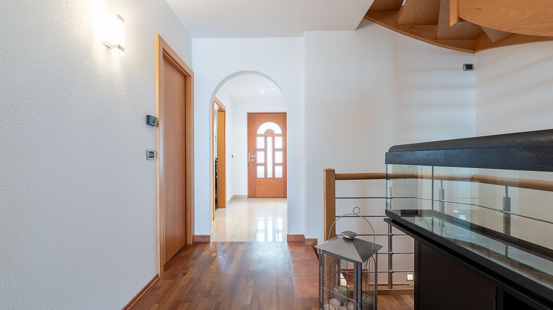 Modernes Reihenhaus mit autonomer, neuer Dachgeschosswohnung – separat erwerbbar