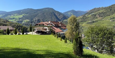 Due appartamenti con ampio giardino privato e magazzino
