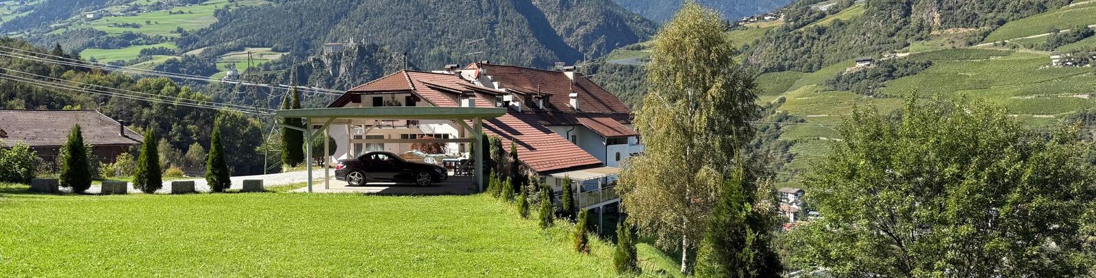 Due appartamenti con ampio giardino privato e magazzino