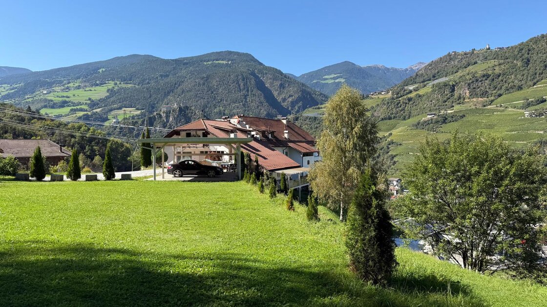 Due appartamenti con ampio giardino privato e magazzino