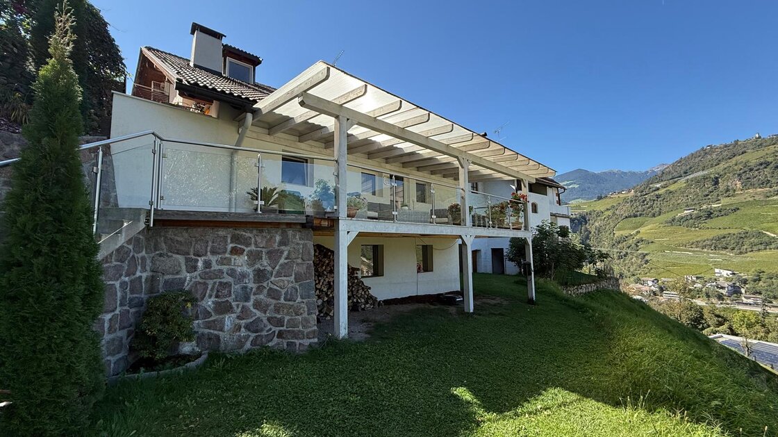 Due appartamenti con ampio giardino privato e magazzino