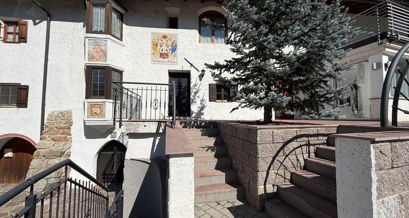 Due appartamenti con ampio giardino privato e magazzino
