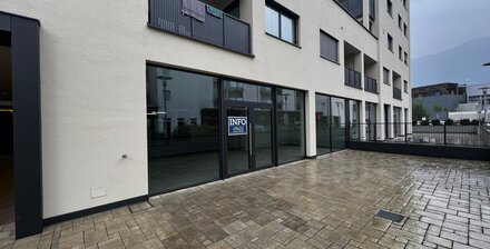 Neues Geschäftslokal mit großem Schaufenster u. privatem Hofraum
