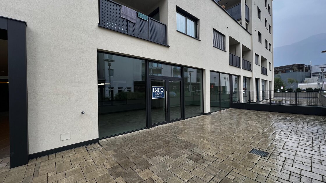 Neues Geschäftslokal mit großem Schaufenster u. privatem Hofraum