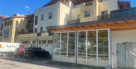 Magazin / Geschäftslokal mit Parkplätzen