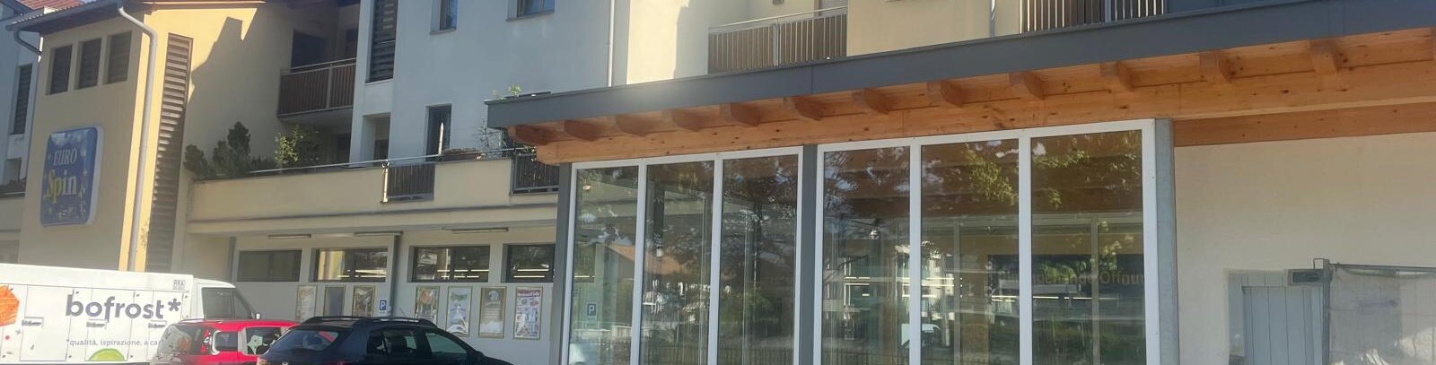 Storage room / retail unit with parking spaces
