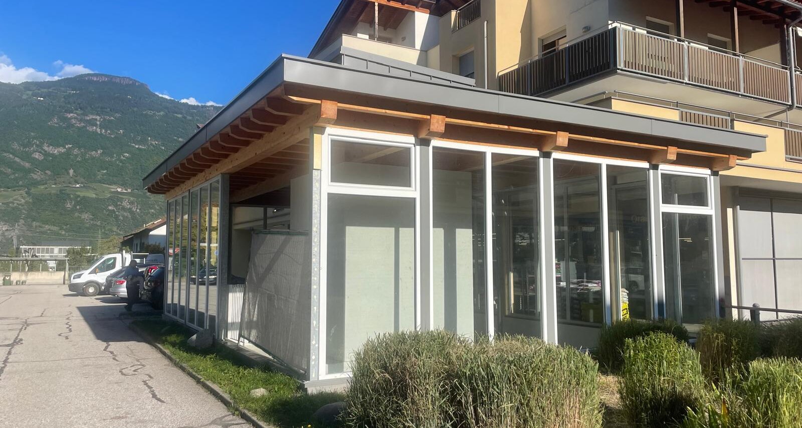 Storage room / retail unit with parking spaces