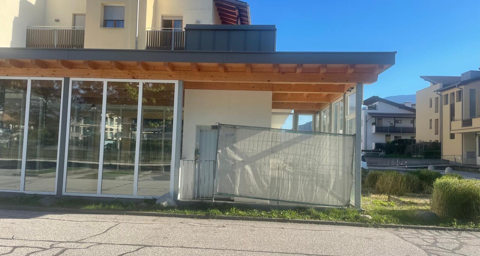 Storage room / retail unit with parking spaces