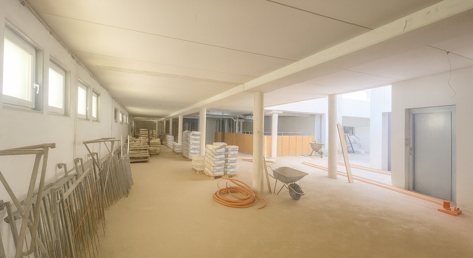 Storage room / retail unit with parking spaces