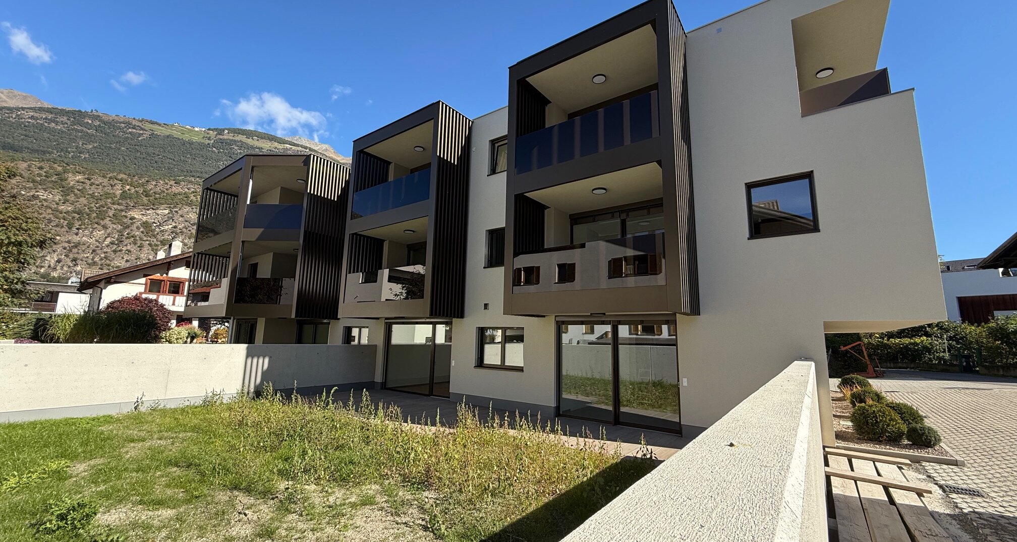 W2: Neue, große Vierzimmerwohnung mit Terrasse und Privatgarten