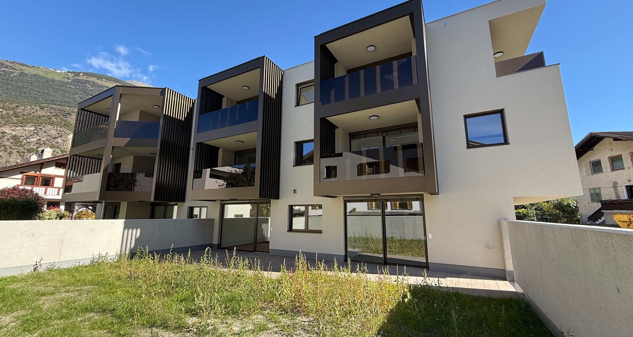 W2: Neue, große Vierzimmerwohnung mit Terrasse und Privatgarten