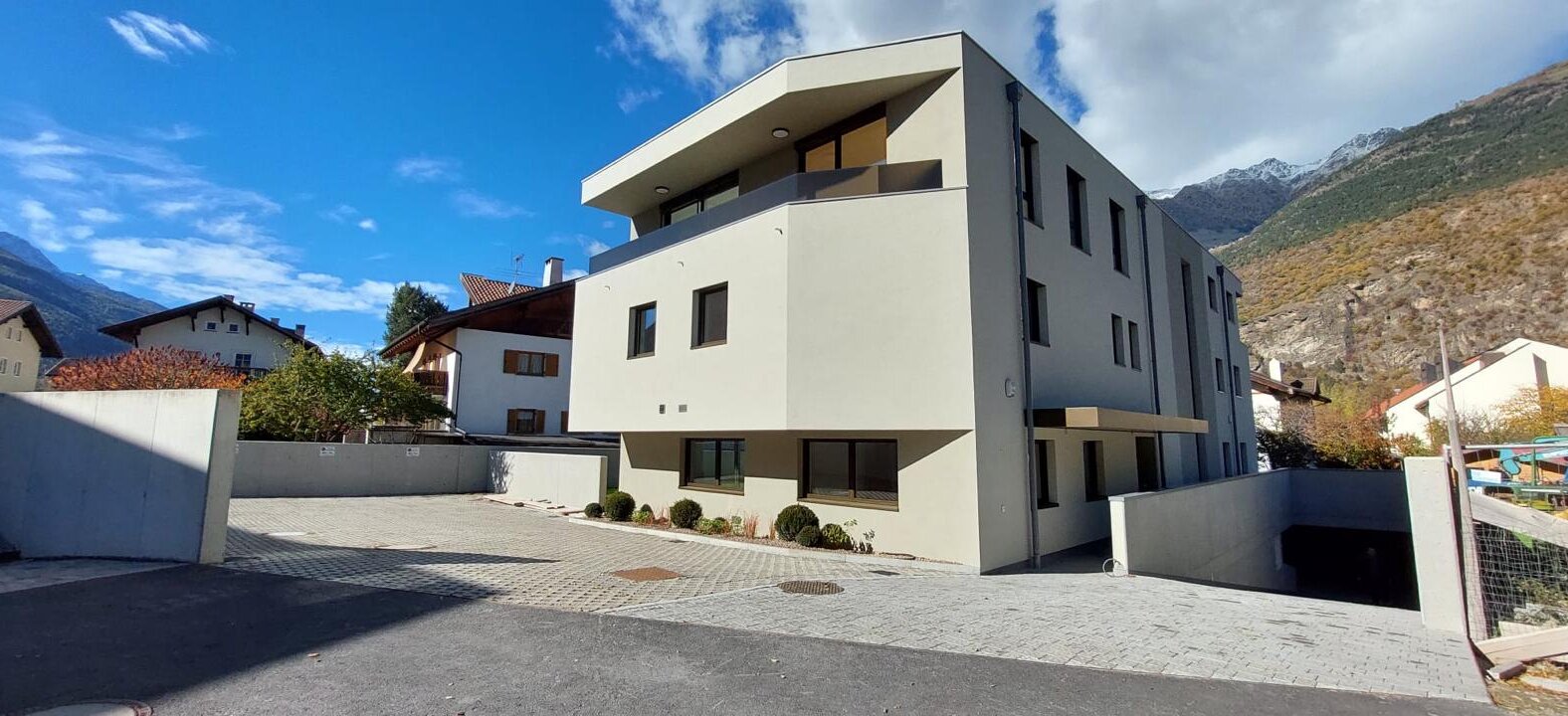 W2: Neue, große Vierzimmerwohnung mit Terrasse und Privatgarten