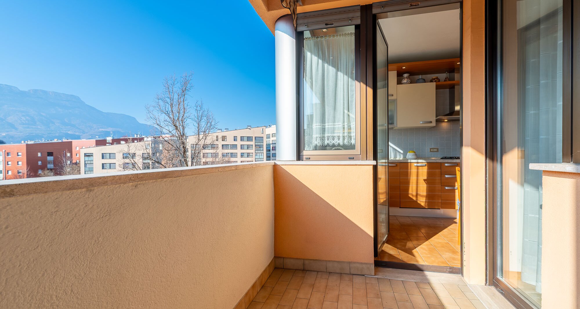 Ampio quadrilocale con terrazza e vista libera, piano alto