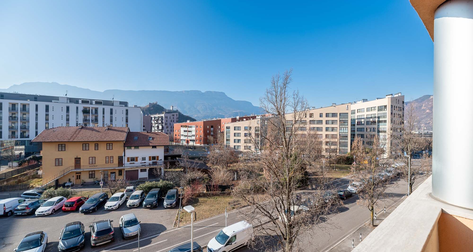 Ampio quadrilocale con terrazza e vista libera, piano alto