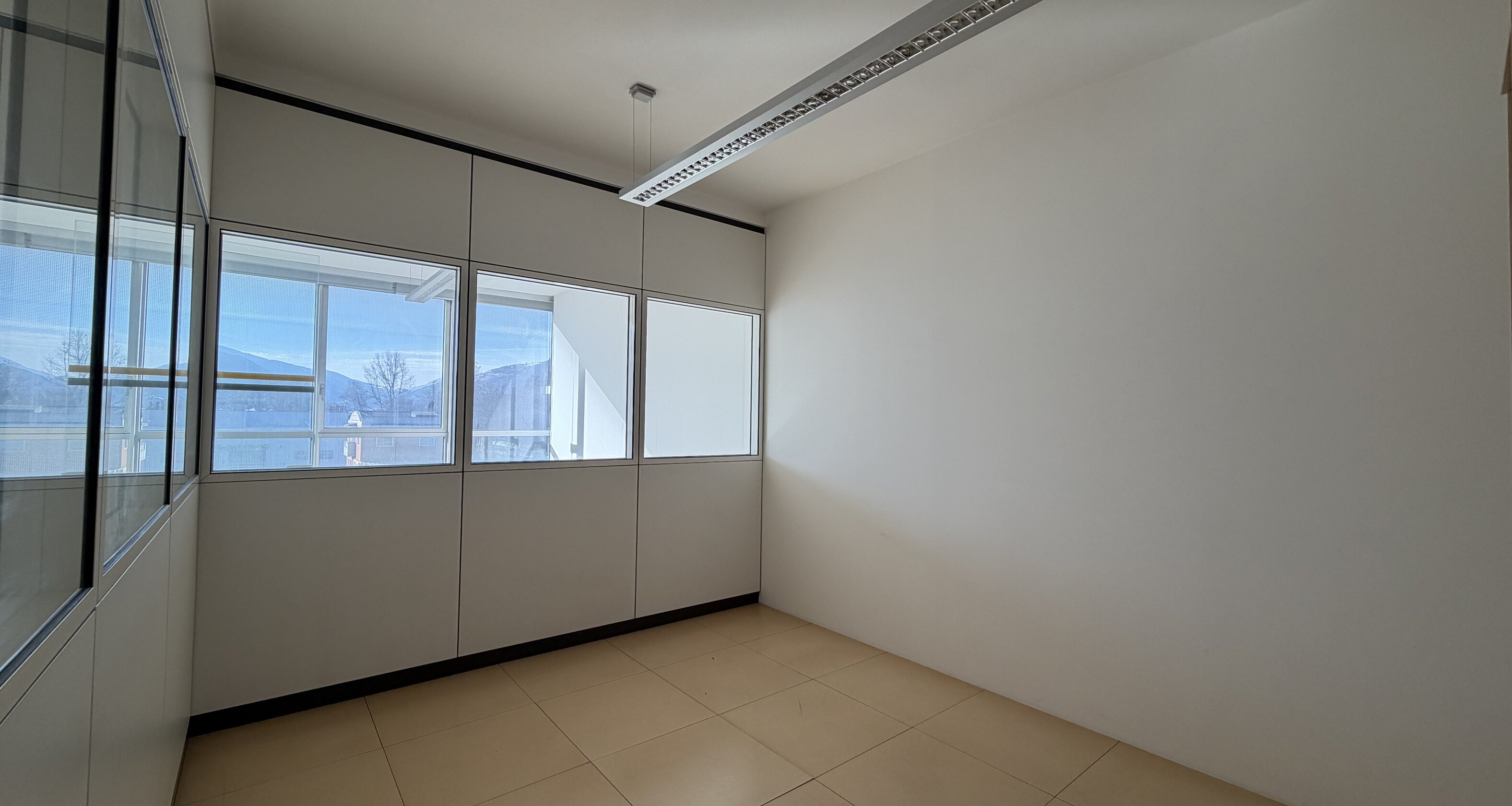 Ufficio luminoso con due posti auto in garage