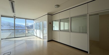 Sonniges Bürolokal mit zwei Garagenstellplätzen