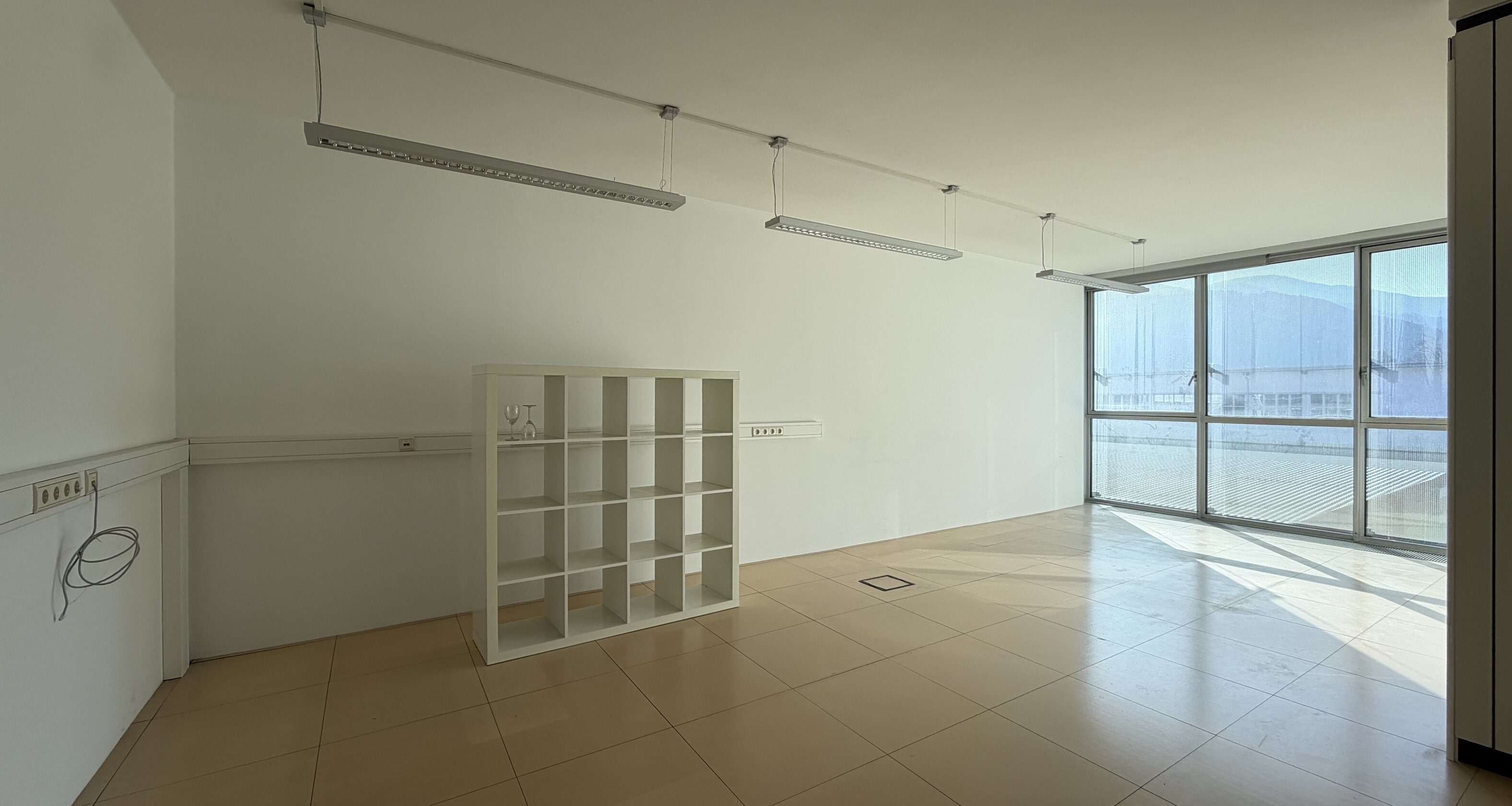 Ufficio luminoso con due posti auto in garage