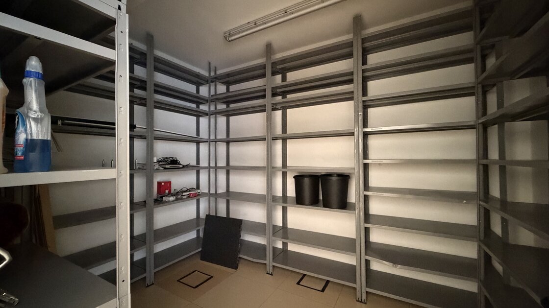 Sonniges Bürolokal mit zwei Garagenstellplätzen