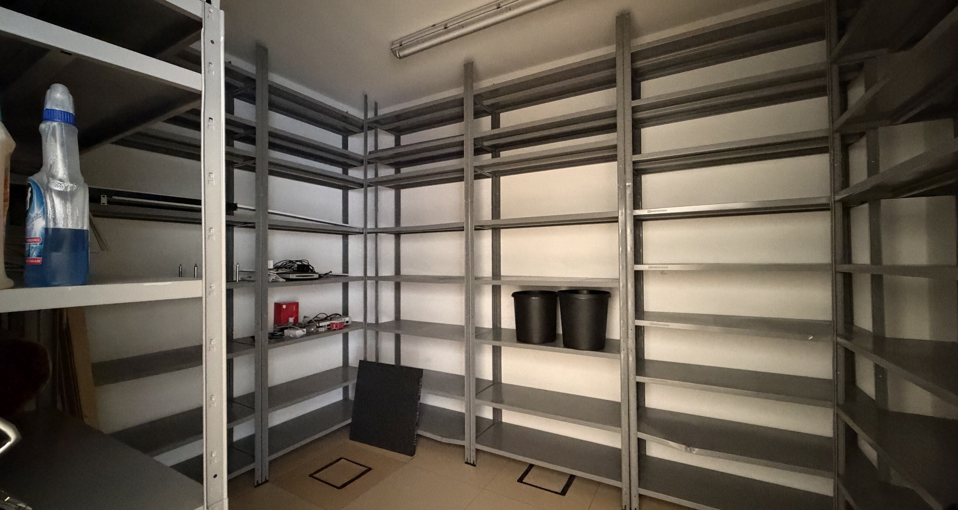 Ufficio luminoso con due posti auto in garage
