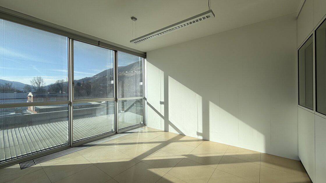 Sonniges Bürolokal mit zwei Garagenstellplätzen