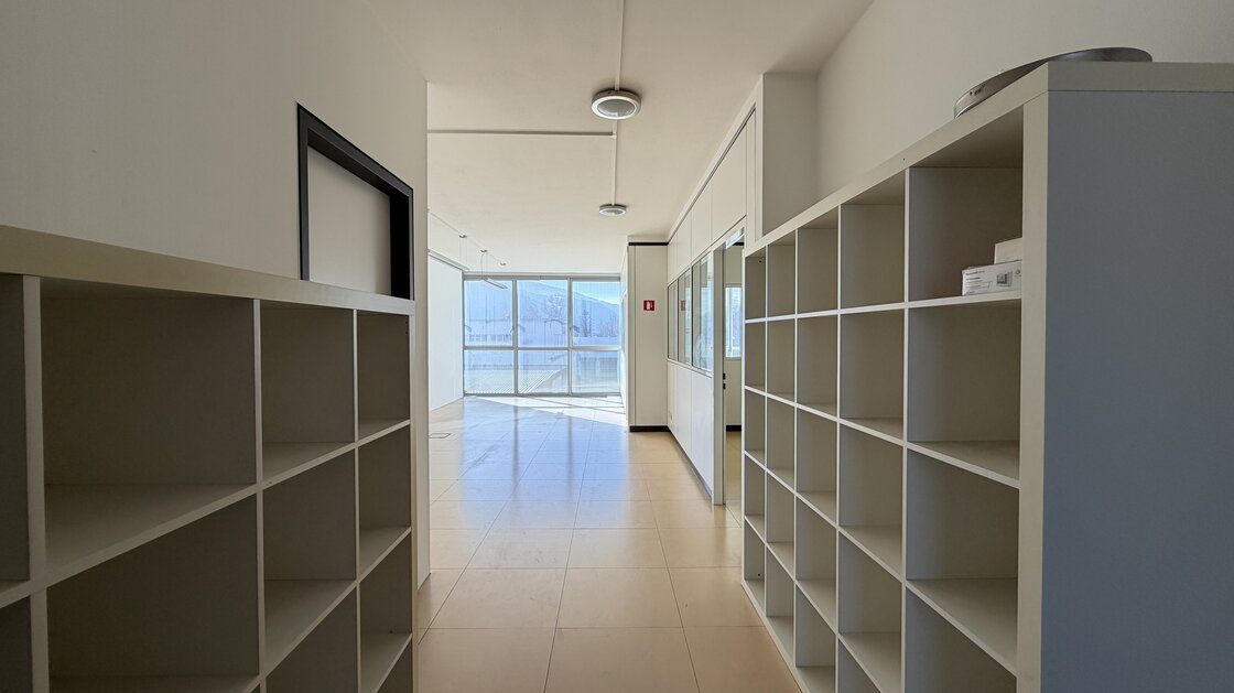 Sonniges Bürolokal mit zwei Garagenstellplätzen
