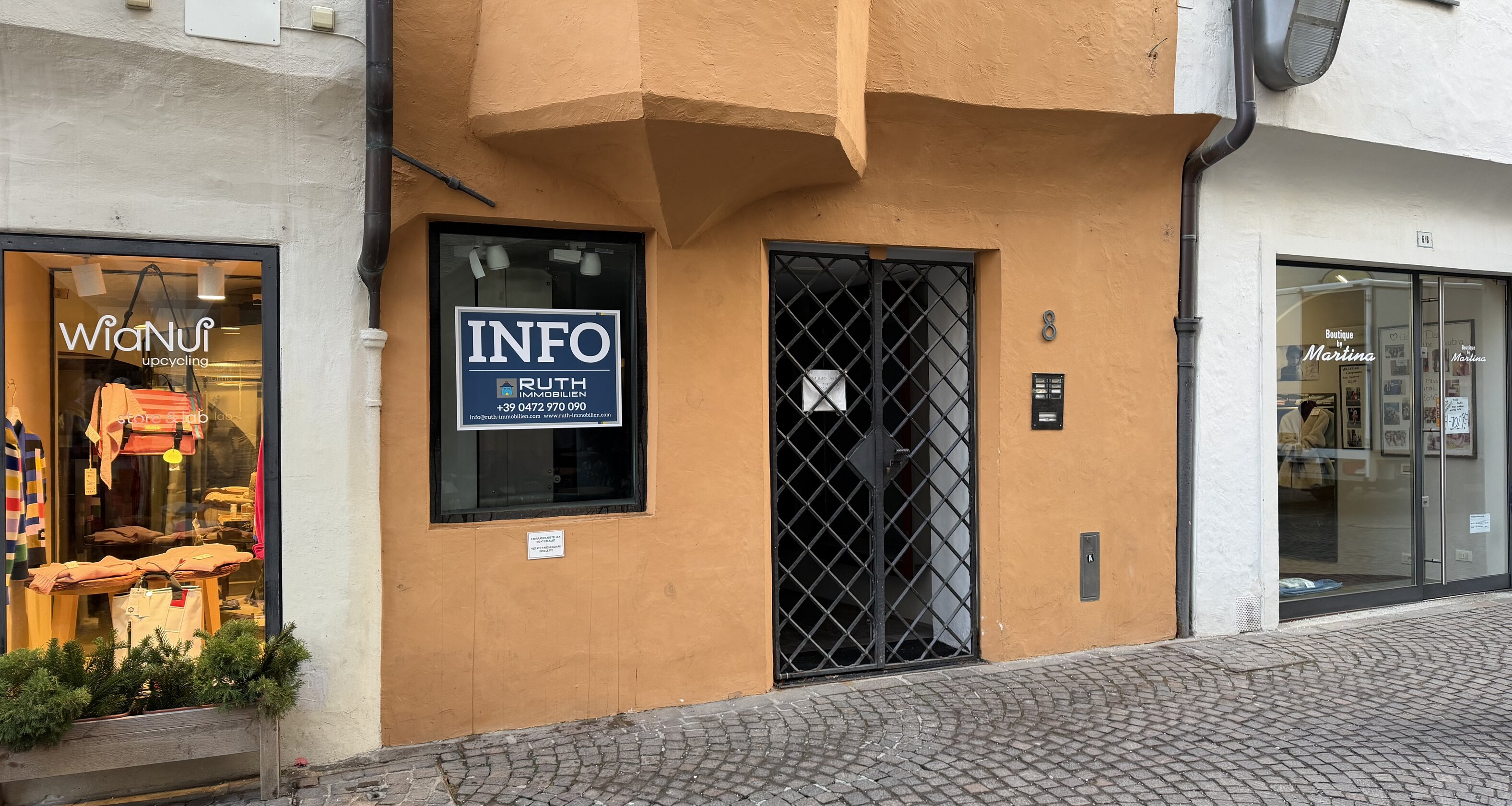 Negozio di pregio con piccolo giardino in centro storico