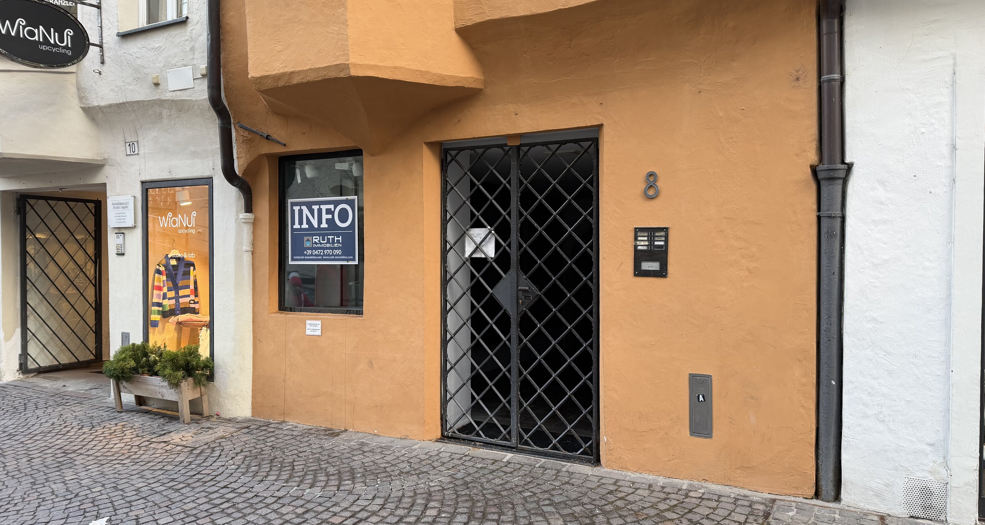 Negozio di pregio con piccolo giardino in centro storico