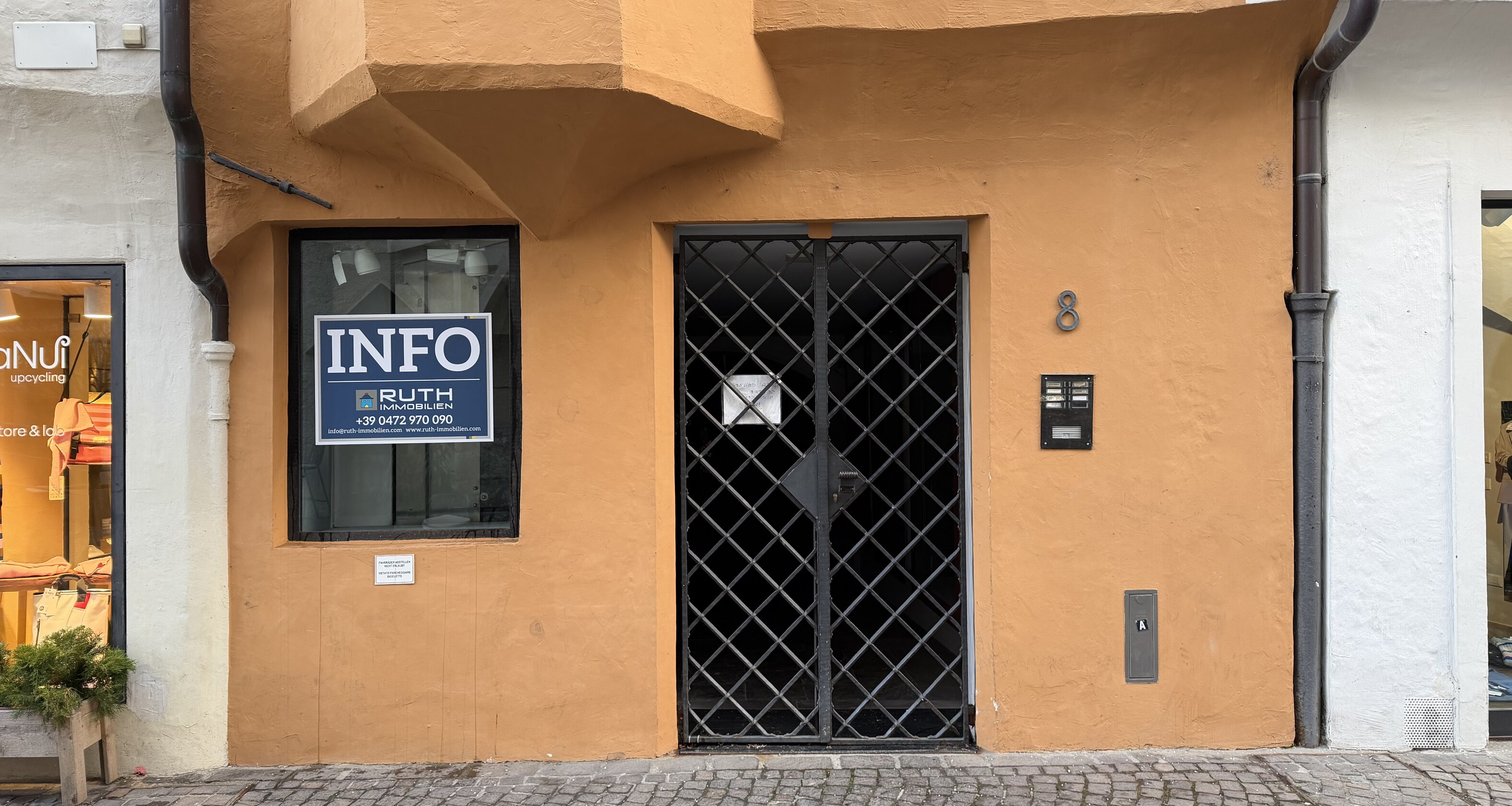 Negozio di pregio con piccolo giardino in centro storico