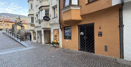 Geschäftslokal mit kleinem Hofgarten in bester Altstadtlage