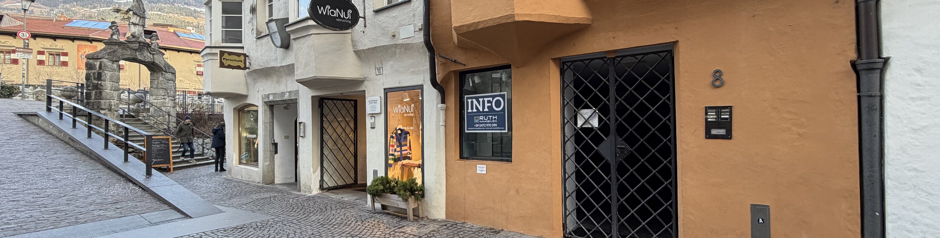 Negozio di pregio con piccolo giardino in centro storico
