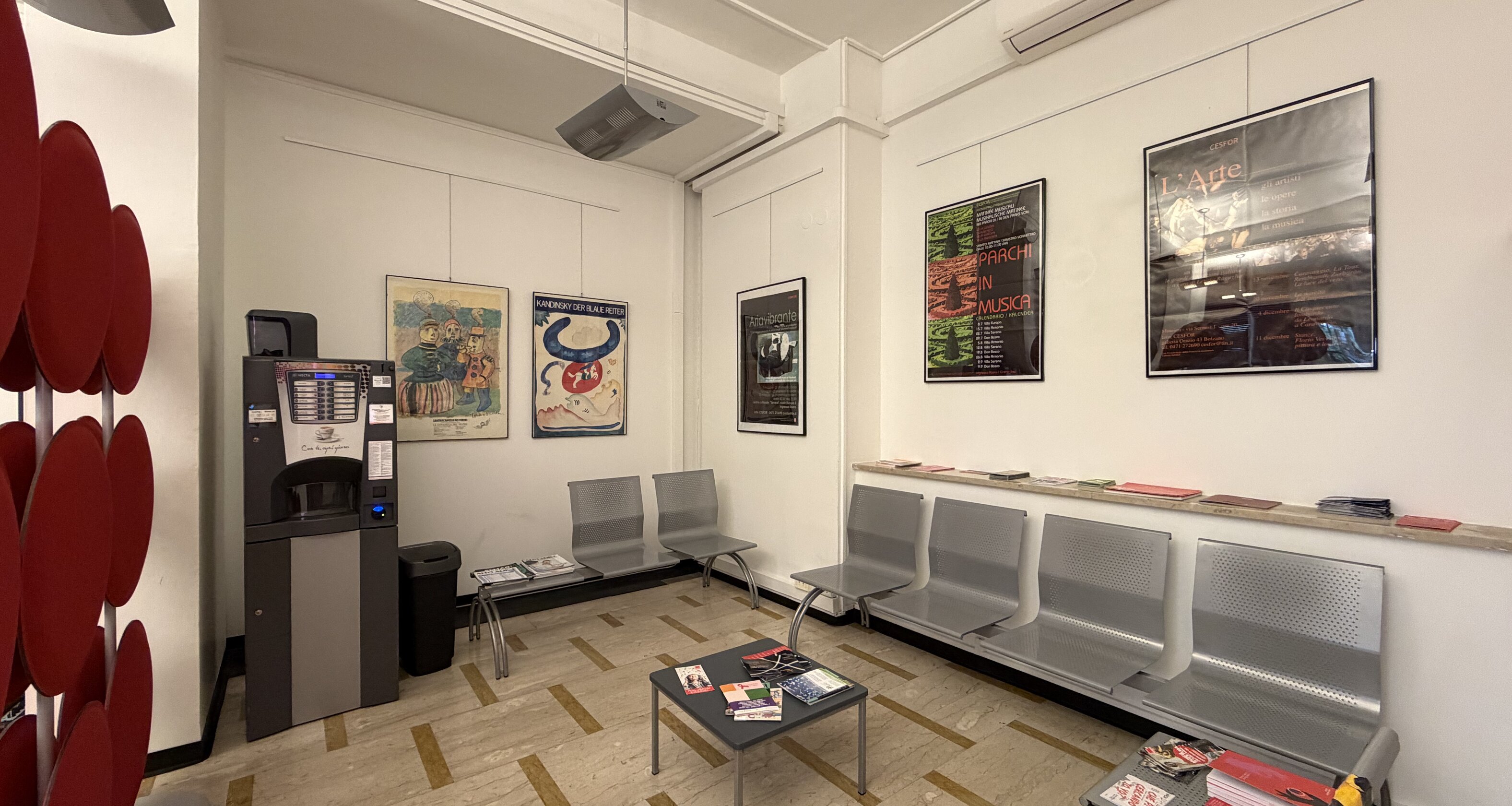 Rented, very large retail unit with approx. 7.39% yield
