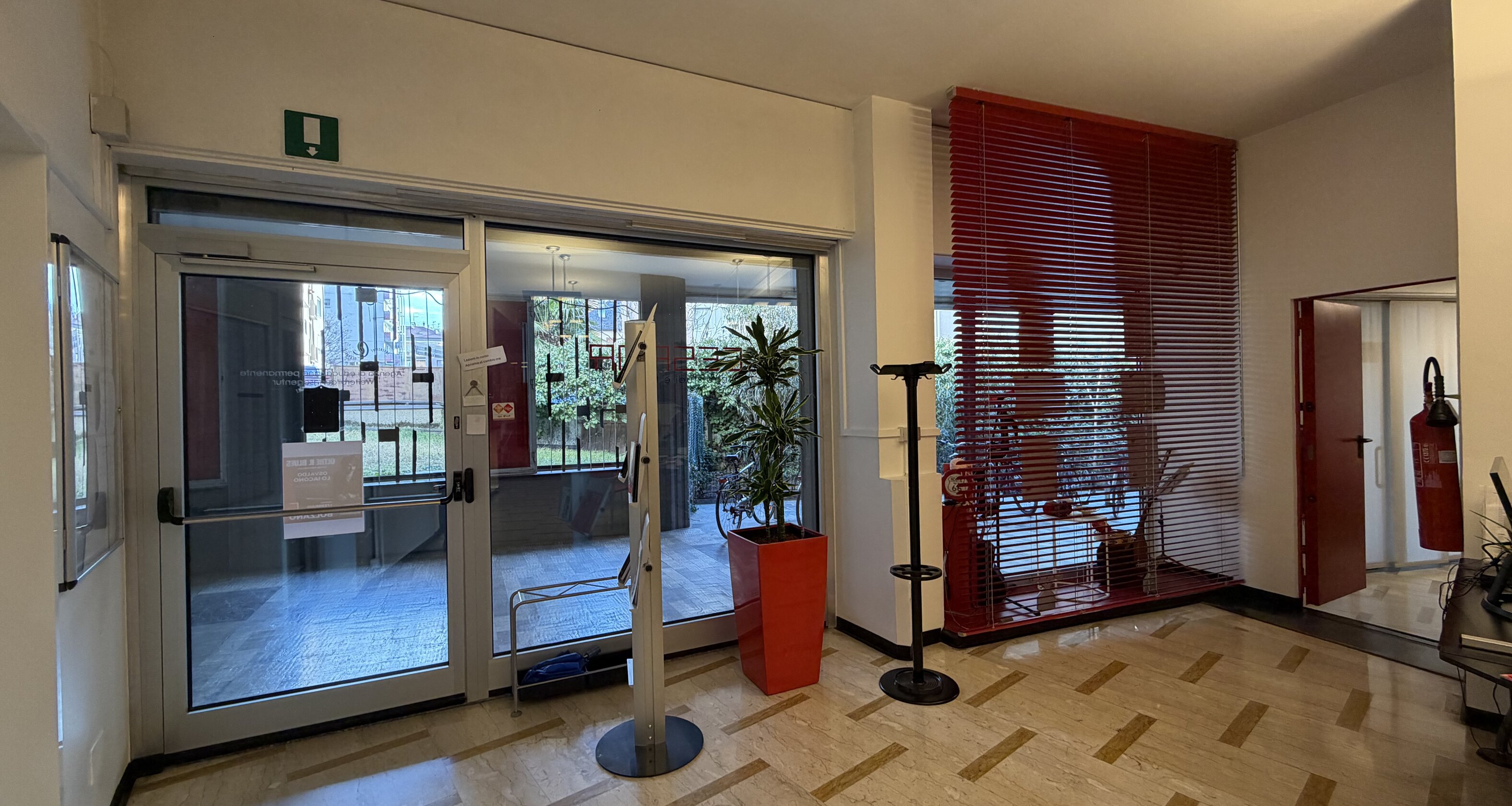 Rented, very large retail unit with approx. 7.39% yield